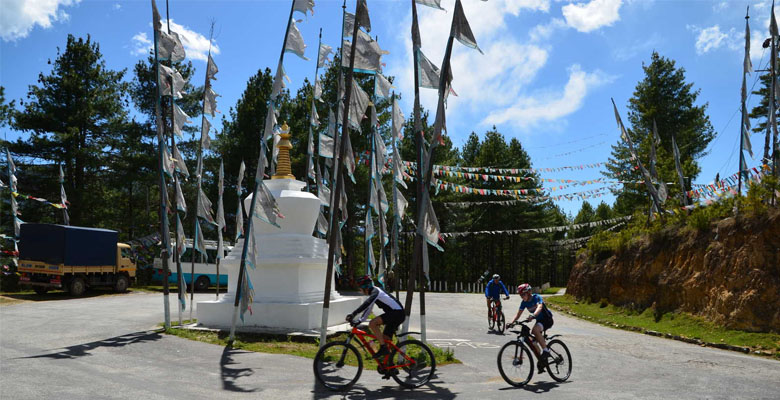 Cycling cross Yutong La Pass