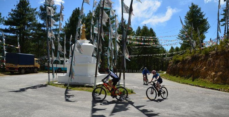 Biking pass the famous Yutong La Pass