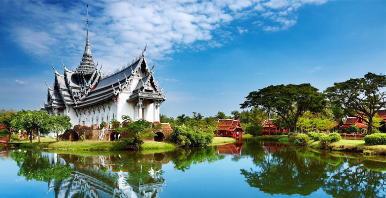 Visit the White Temple in Chiang Rai