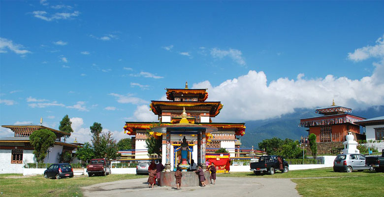 Pass the town of Kanglung